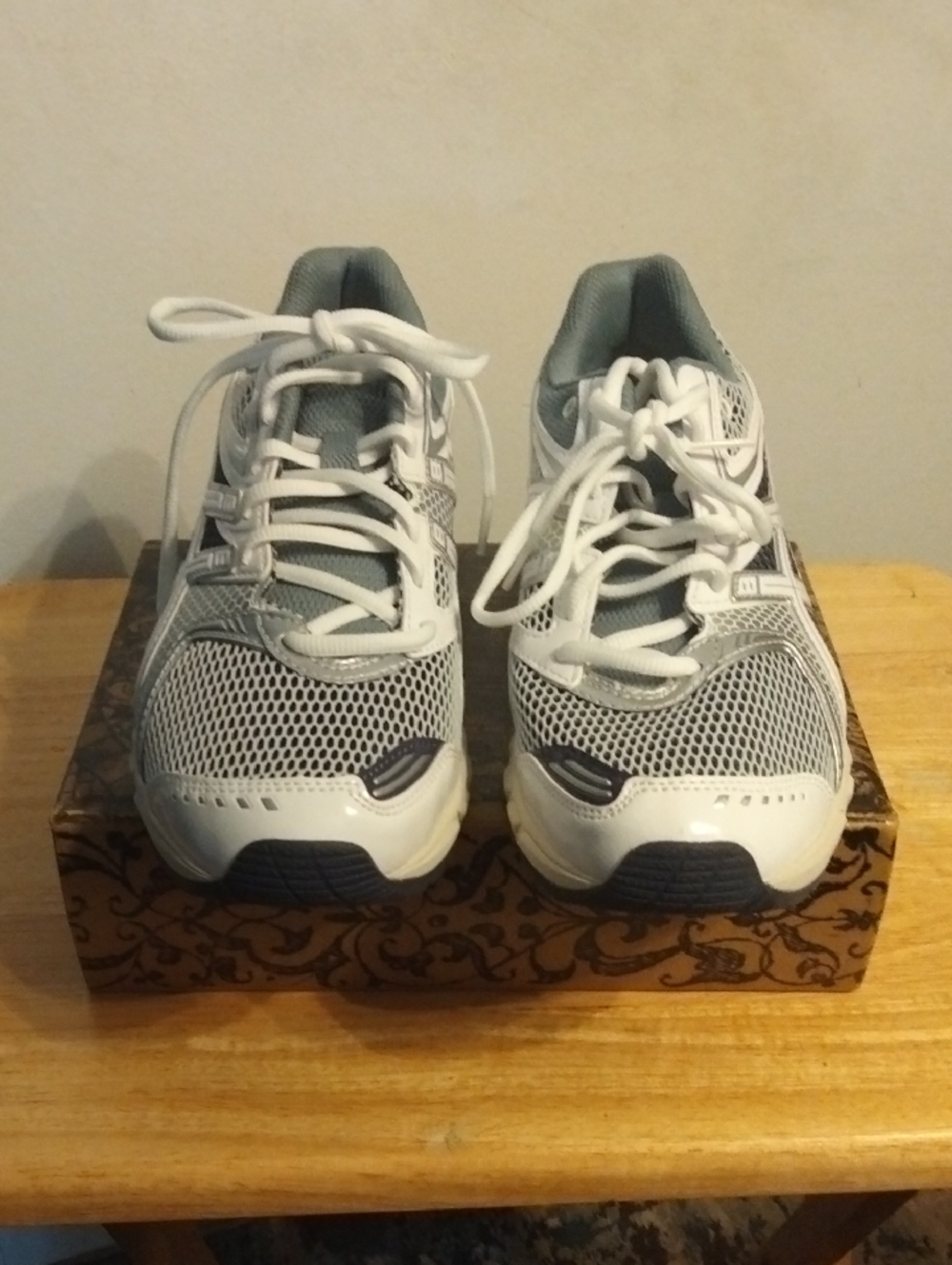 New Women's Gray and White Mesh Athletic Sneakers Size 8.5